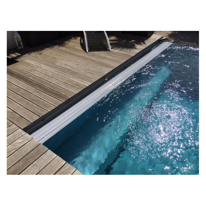 AquaTop - жалюзийное покрытие для бассейна, подводное размещение за лестницей